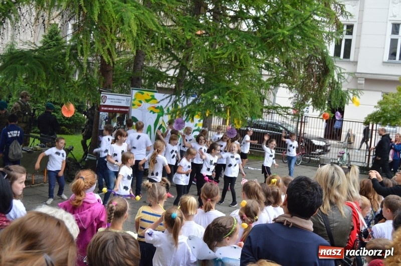 Zdjęcie w galerii na portalu naszraciborz.pl: Moc atrakcji na Pikniku Rodzinnym w SP 4 wiadomości z regionu