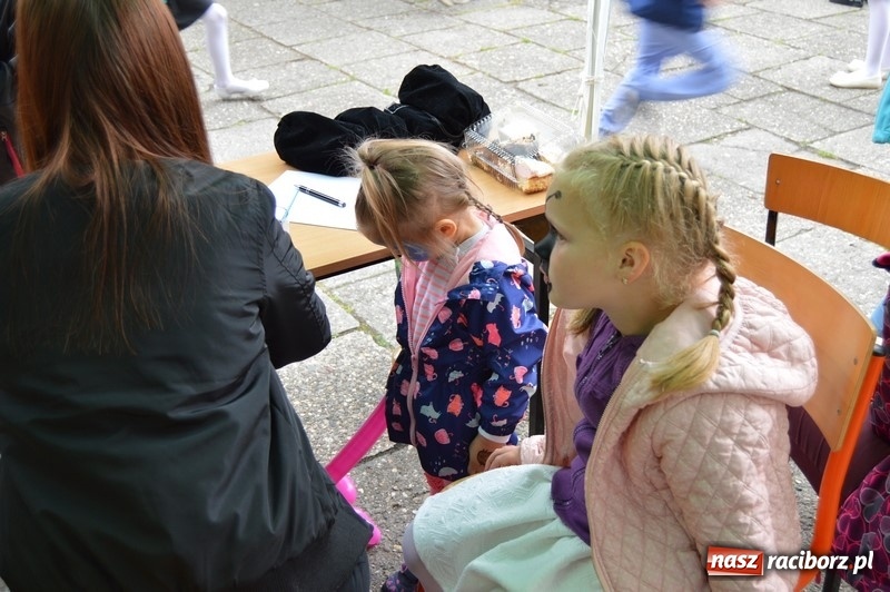 Zdjęcie w galerii na portalu naszraciborz.pl: Moc atrakcji na Pikniku Rodzinnym w SP 4 wiadomości z regionu
