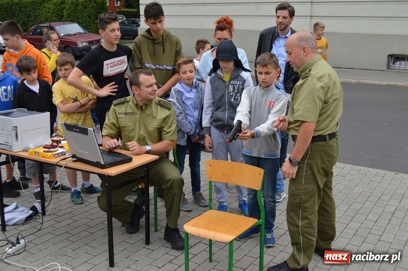 Zdjęcie w galerii na portalu naszraciborz.pl: Moc atrakcji na Pikniku Rodzinnym w SP 4 wiadomości z regionu