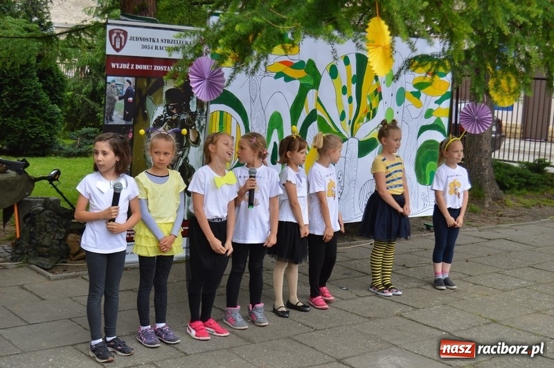 Zdjęcie w galerii na portalu naszraciborz.pl: Moc atrakcji na Pikniku Rodzinnym w SP 4 wiadomości z regionu