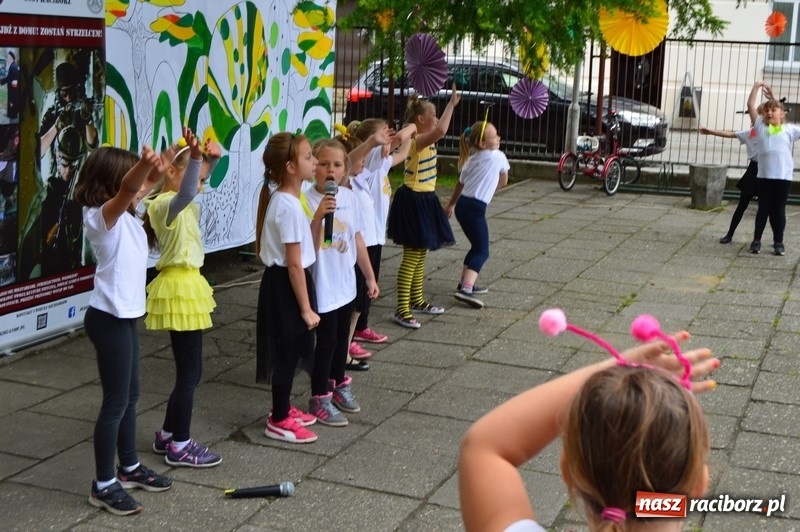 Zdjęcie w galerii na portalu naszraciborz.pl: Moc atrakcji na Pikniku Rodzinnym w SP 4 wiadomości z regionu