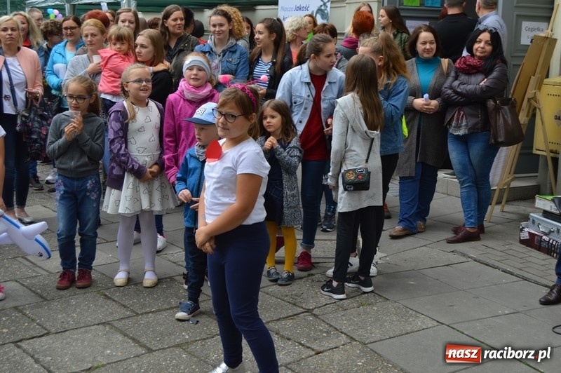 Zdjęcie w galerii na portalu naszraciborz.pl: Moc atrakcji na Pikniku Rodzinnym w SP 4 wiadomości z regionu