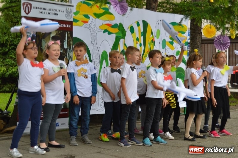 Zdjęcie w galerii na portalu naszraciborz.pl: Moc atrakcji na Pikniku Rodzinnym w SP 4 wiadomości z regionu