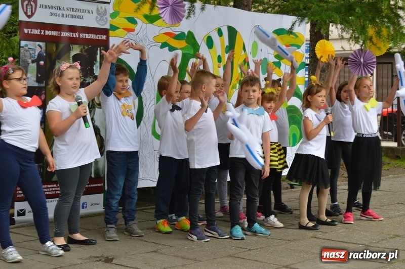 Zdjęcie w galerii na portalu naszraciborz.pl: Moc atrakcji na Pikniku Rodzinnym w SP 4 wiadomości z regionu