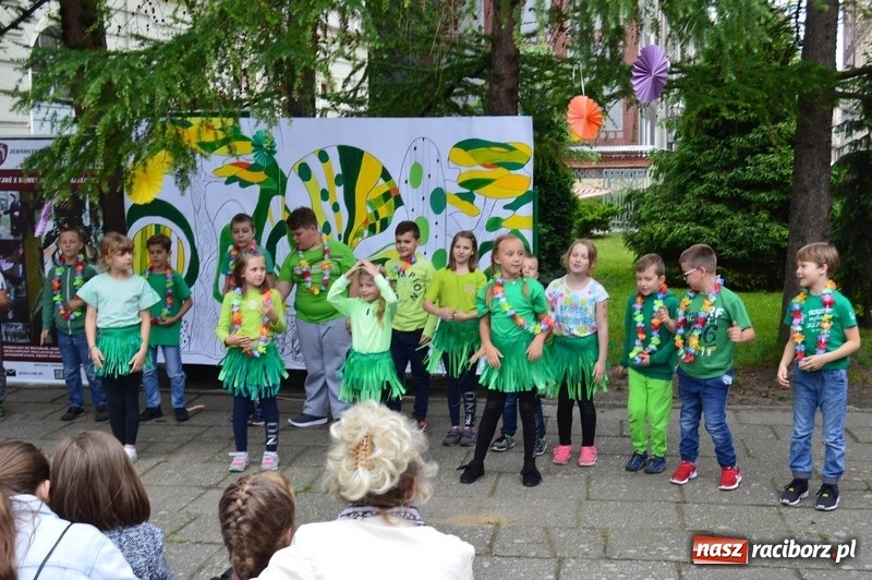 Zdjęcie w galerii na portalu naszraciborz.pl: Moc atrakcji na Pikniku Rodzinnym w SP 4 wiadomości z regionu