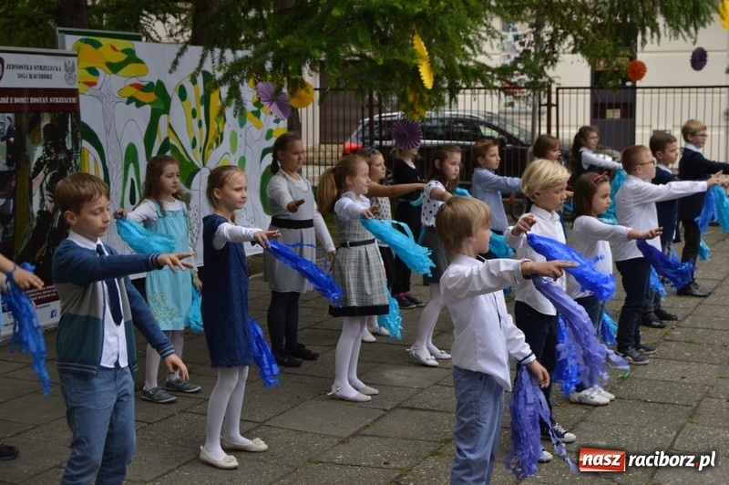 Zdjęcie w galerii na portalu naszraciborz.pl: Moc atrakcji na Pikniku Rodzinnym w SP 4 wiadomości z regionu