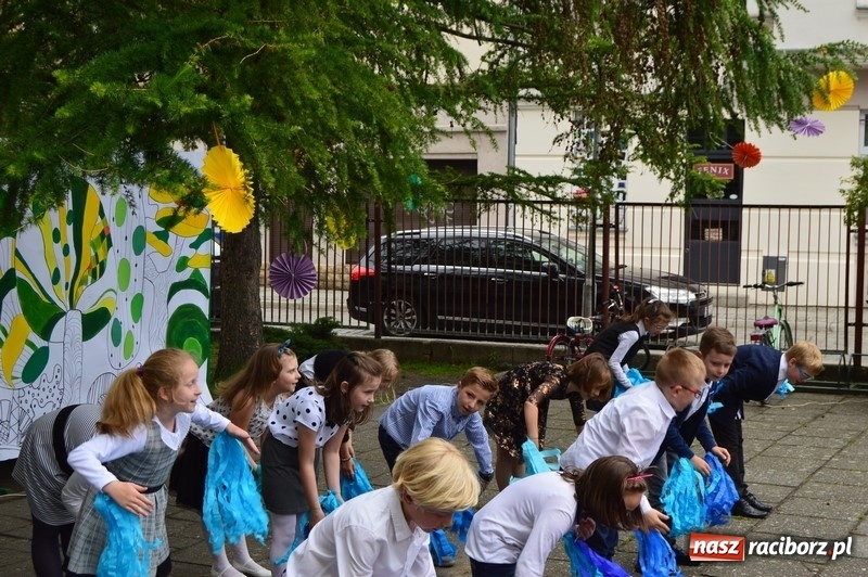 Zdjęcie w galerii na portalu naszraciborz.pl: Moc atrakcji na Pikniku Rodzinnym w SP 4 wiadomości z regionu