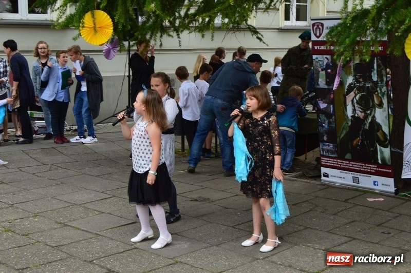 Zdjęcie w galerii na portalu naszraciborz.pl: Moc atrakcji na Pikniku Rodzinnym w SP 4 wiadomości z regionu