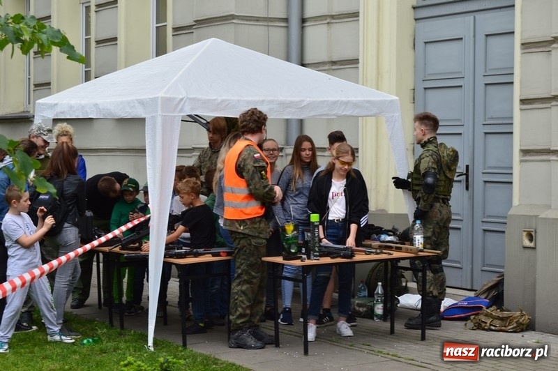 Zdjęcie w galerii na portalu naszraciborz.pl: Moc atrakcji na Pikniku Rodzinnym w SP 4 wiadomości z regionu