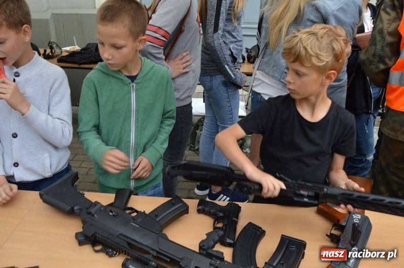 Zdjęcie w galerii na portalu naszraciborz.pl: Moc atrakcji na Pikniku Rodzinnym w SP 4 wiadomości z regionu