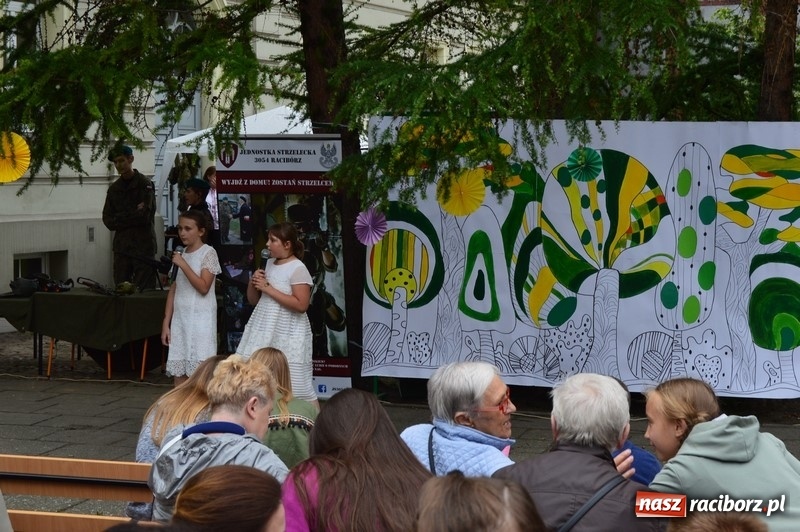 Zdjęcie w galerii na portalu naszraciborz.pl: Moc atrakcji na Pikniku Rodzinnym w SP 4 wiadomości z regionu