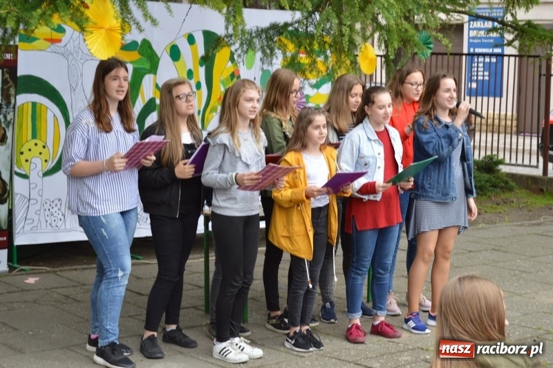 Zdjęcie w galerii na portalu naszraciborz.pl: Moc atrakcji na Pikniku Rodzinnym w SP 4 wiadomości z regionu