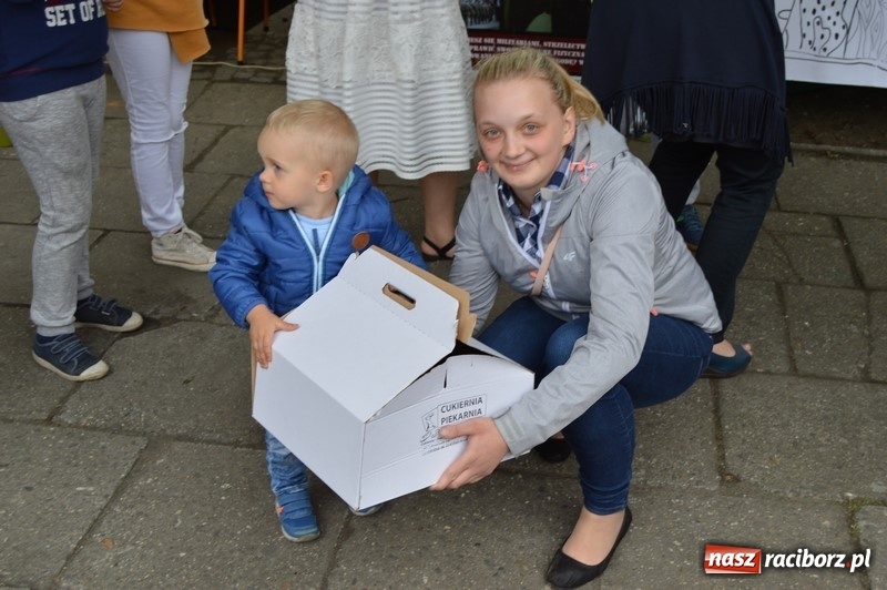 Zdjęcie w galerii na portalu naszraciborz.pl: Moc atrakcji na Pikniku Rodzinnym w SP 4 wiadomości z regionu