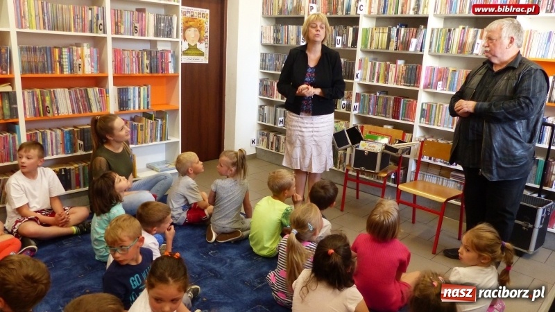 Zdjęcie w galerii na portalu naszraciborz.pl: Wiesław Drabik pierwszym gościem Wielkiej ligi młodych czytelników wiadomości z regionu