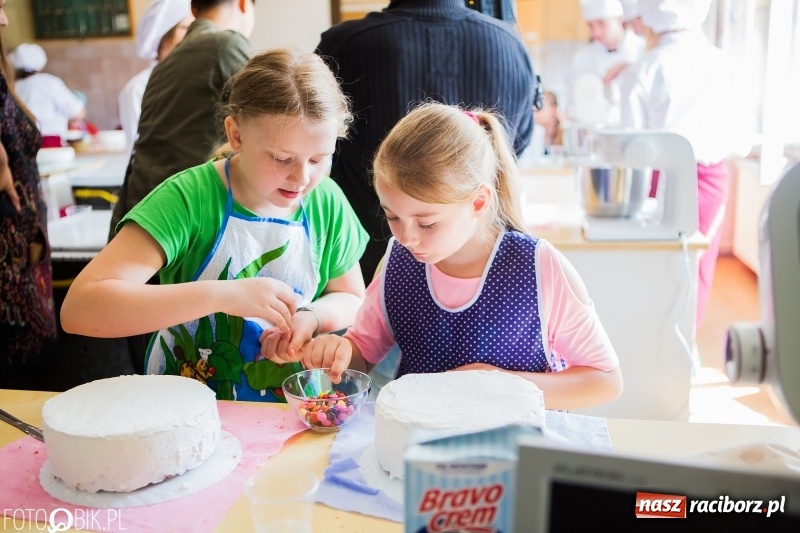 Zdjęcie w galerii na portalu naszraciborz.pl: Warsztaty cukiernicze uczniów SP 15 wiadomości z regionu