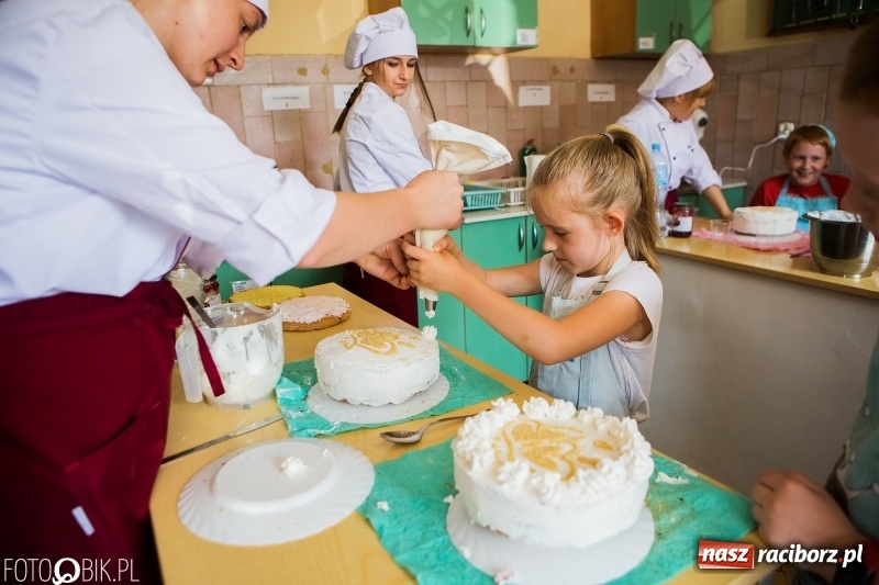 Zdjęcie w galerii na portalu naszraciborz.pl: Warsztaty cukiernicze uczniów SP 15 wiadomości z regionu