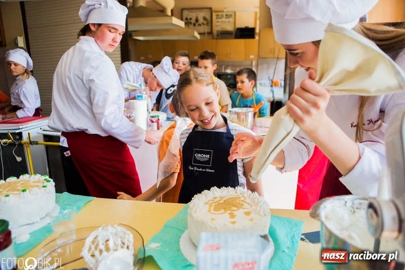 Zdjęcie w galerii na portalu naszraciborz.pl: Warsztaty cukiernicze uczniów SP 15 wiadomości z regionu