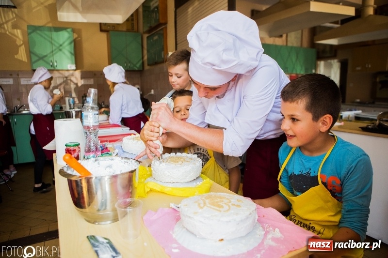 Zdjęcie w galerii na portalu naszraciborz.pl: Warsztaty cukiernicze uczniów SP 15 wiadomości z regionu