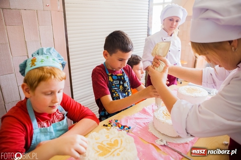 Zdjęcie w galerii na portalu naszraciborz.pl: Warsztaty cukiernicze uczniów SP 15 wiadomości z regionu