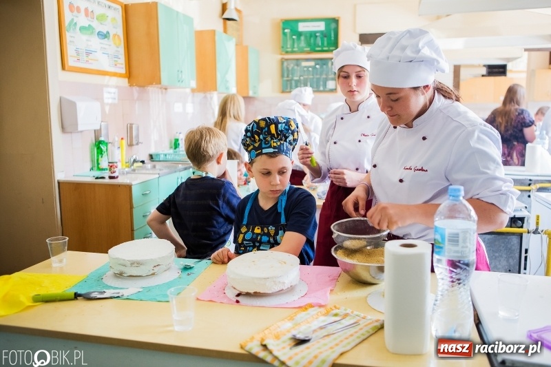 Zdjęcie w galerii na portalu naszraciborz.pl: Warsztaty cukiernicze uczniów SP 15 wiadomości z regionu