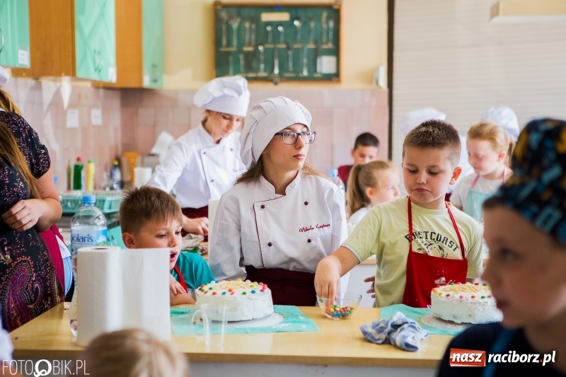 Zdjęcie w galerii na portalu naszraciborz.pl: Warsztaty cukiernicze uczniów SP 15 wiadomości z regionu