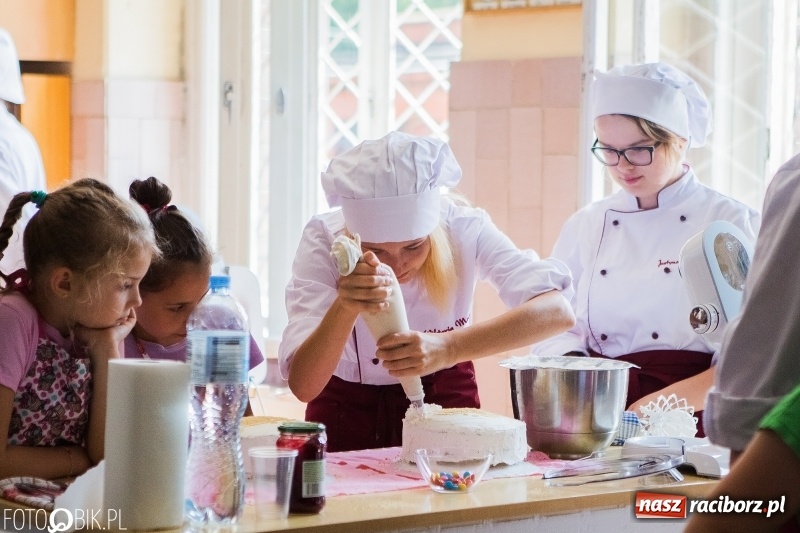 Zdjęcie w galerii na portalu naszraciborz.pl: Warsztaty cukiernicze uczniów SP 15 wiadomości z regionu