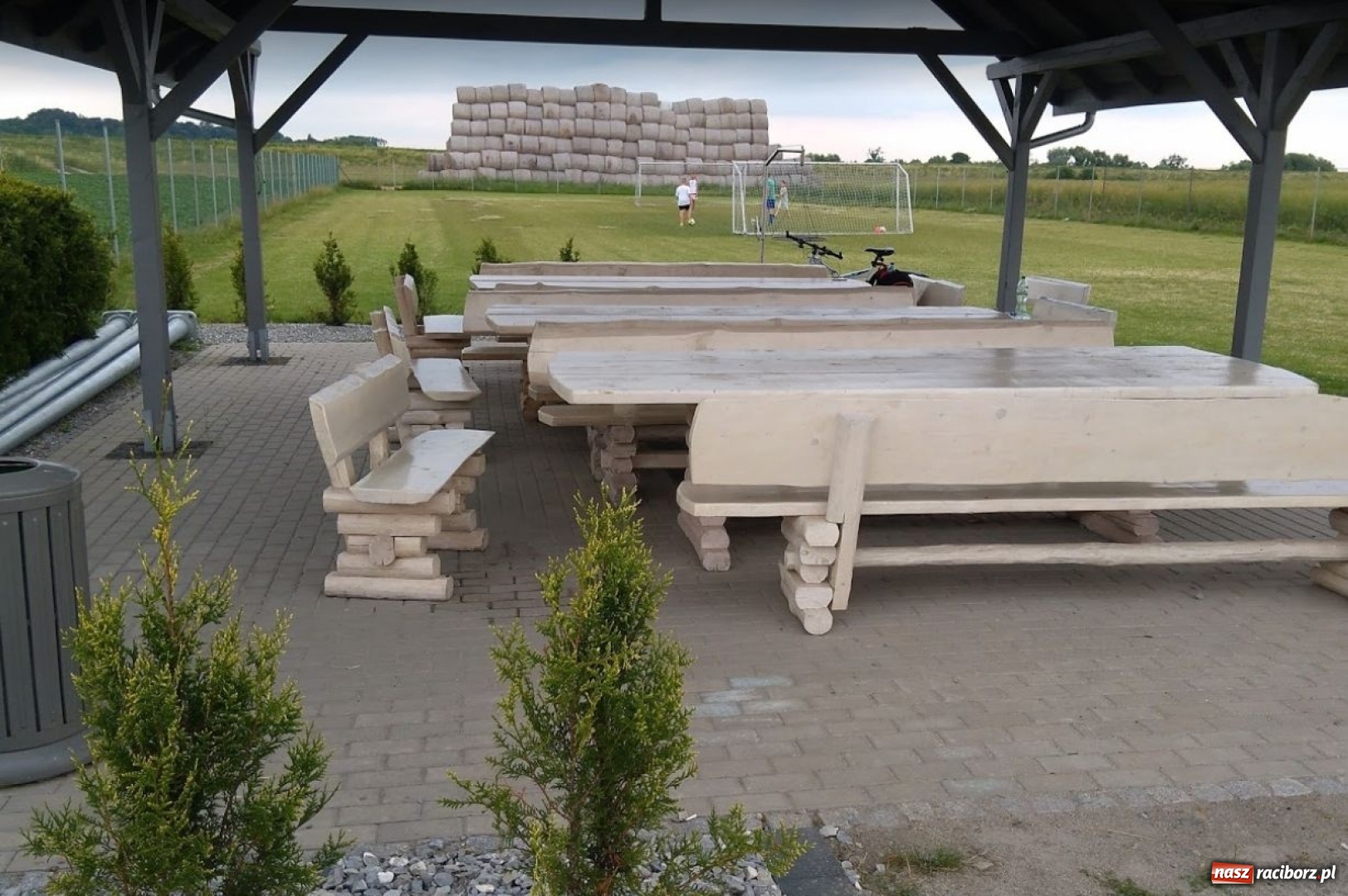 Zdjęcie w galerii na portalu naszraciborz.pl: W Łęgu ktoś buchnął stoły i ławy. Sołectwo szuka podejrzanych wiadomości z regionu