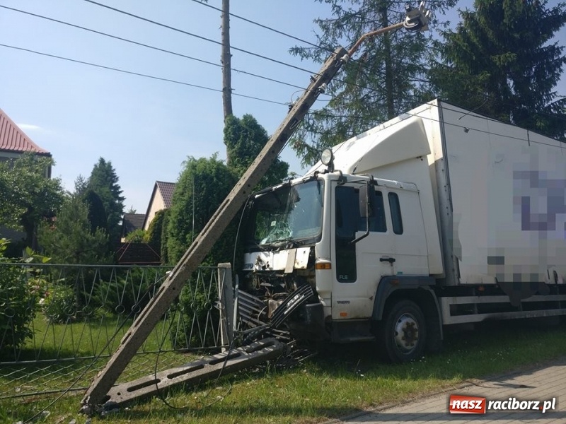 Zdjęcie w galerii na portalu naszraciborz.pl: Nędza DW 919. Ciężarówka staranowała ogrodzenie posesji i słup energetyczny wiadomości z regionu