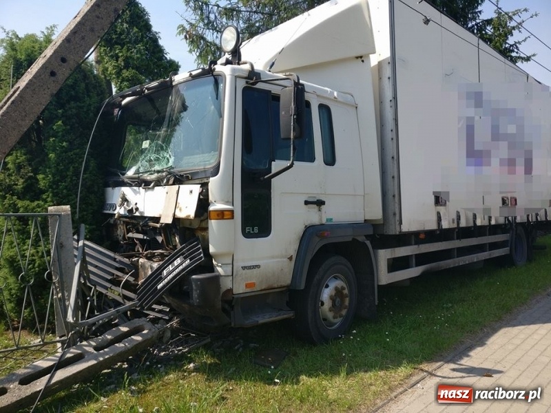 Zdjęcie w galerii na portalu naszraciborz.pl: Nędza DW 919. Ciężarówka staranowała ogrodzenie posesji i słup energetyczny wiadomości z regionu