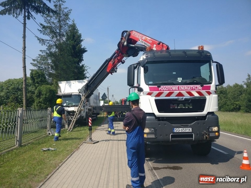 Zdjęcie w galerii na portalu naszraciborz.pl: Nędza DW 919. Ciężarówka staranowała ogrodzenie posesji i słup energetyczny wiadomości z regionu