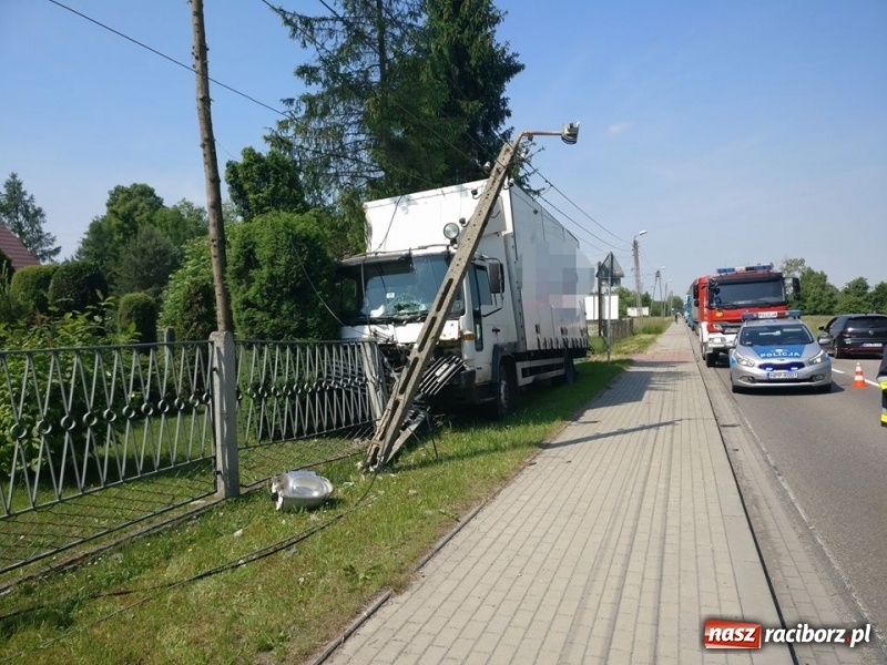 Zdjęcie w galerii na portalu naszraciborz.pl: Nędza DW 919. Ciężarówka staranowała ogrodzenie posesji i słup energetyczny wiadomości z regionu