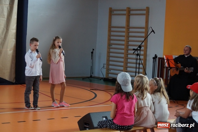 Zdjęcie w galerii na portalu naszraciborz.pl: Niebo nad Górkami Śląskimi śpiewem otwarte wiadomości z regionu