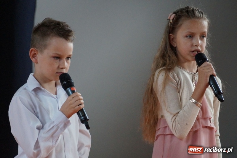 Zdjęcie w galerii na portalu naszraciborz.pl: Niebo nad Górkami Śląskimi śpiewem otwarte wiadomości z regionu