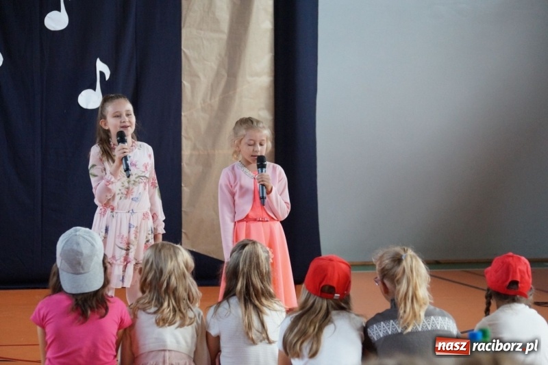 Zdjęcie w galerii na portalu naszraciborz.pl: Niebo nad Górkami Śląskimi śpiewem otwarte wiadomości z regionu