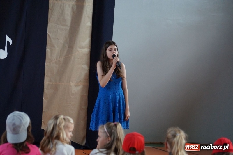 Zdjęcie w galerii na portalu naszraciborz.pl: Niebo nad Górkami Śląskimi śpiewem otwarte wiadomości z regionu