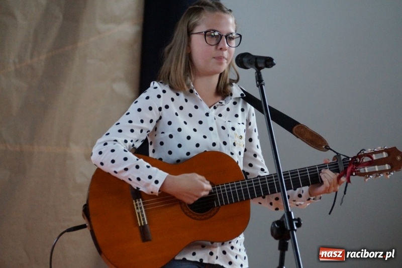 Zdjęcie w galerii na portalu naszraciborz.pl: Niebo nad Górkami Śląskimi śpiewem otwarte wiadomości z regionu