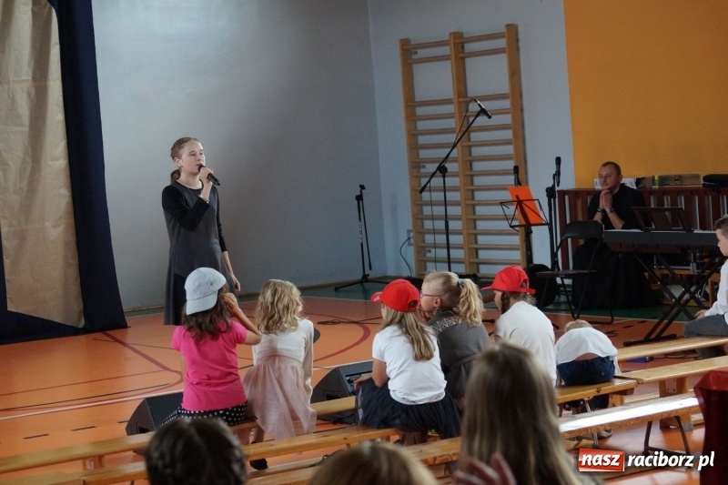 Zdjęcie w galerii na portalu naszraciborz.pl: Niebo nad Górkami Śląskimi śpiewem otwarte wiadomości z regionu