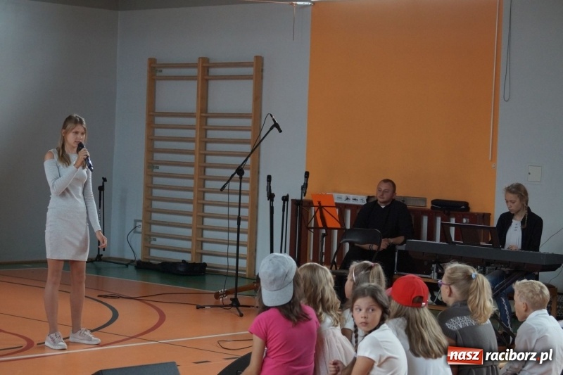 Zdjęcie w galerii na portalu naszraciborz.pl: Niebo nad Górkami Śląskimi śpiewem otwarte wiadomości z regionu