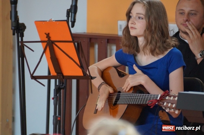 Zdjęcie w galerii na portalu naszraciborz.pl: Niebo nad Górkami Śląskimi śpiewem otwarte wiadomości z regionu