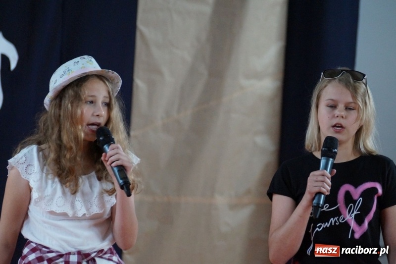 Zdjęcie w galerii na portalu naszraciborz.pl: Niebo nad Górkami Śląskimi śpiewem otwarte wiadomości z regionu