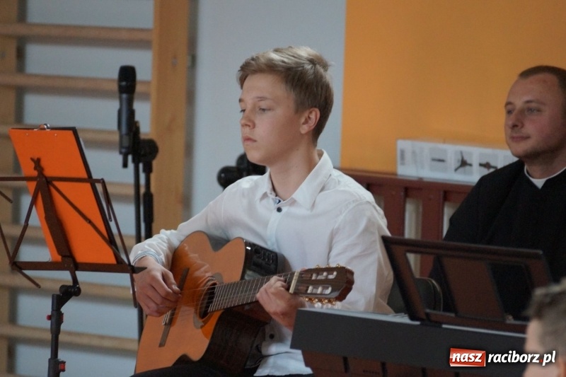 Zdjęcie w galerii na portalu naszraciborz.pl: Niebo nad Górkami Śląskimi śpiewem otwarte wiadomości z regionu