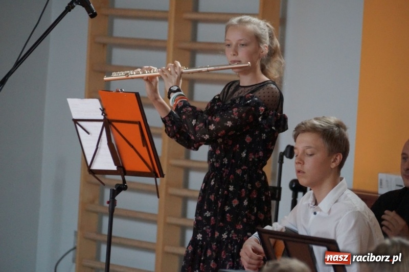 Zdjęcie w galerii na portalu naszraciborz.pl: Niebo nad Górkami Śląskimi śpiewem otwarte wiadomości z regionu