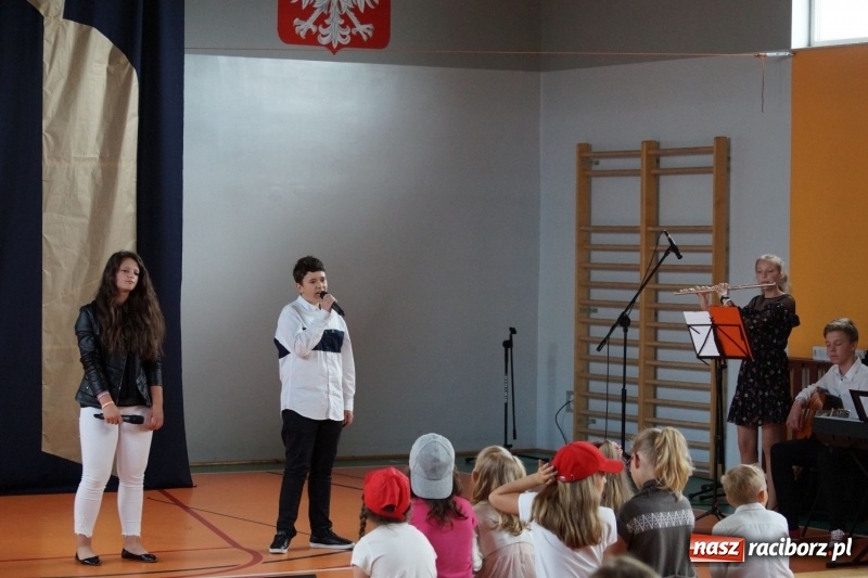 Zdjęcie w galerii na portalu naszraciborz.pl: Niebo nad Górkami Śląskimi śpiewem otwarte wiadomości z regionu