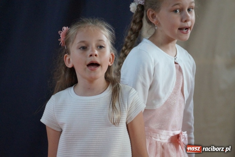 Zdjęcie w galerii na portalu naszraciborz.pl: Niebo nad Górkami Śląskimi śpiewem otwarte wiadomości z regionu