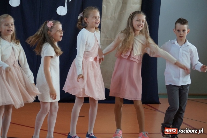 Zdjęcie w galerii na portalu naszraciborz.pl: Niebo nad Górkami Śląskimi śpiewem otwarte wiadomości z regionu