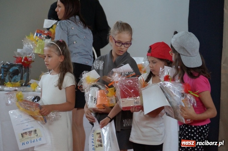 Zdjęcie w galerii na portalu naszraciborz.pl: Niebo nad Górkami Śląskimi śpiewem otwarte wiadomości z regionu