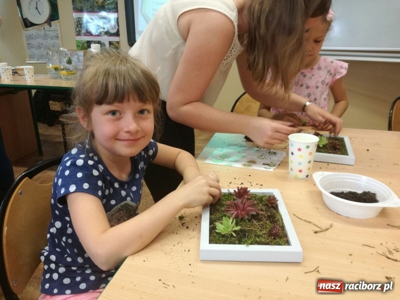 Zdjęcie w galerii na portalu naszraciborz.pl: Zielone obrazy na Dzień Matki, czyli warsztaty dla uczniów SP 18 wiadomości z regionu