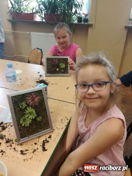 Zdjęcie w galerii na portalu naszraciborz.pl: Zielone obrazy na Dzień Matki, czyli warsztaty dla uczniów SP 18 wiadomości z regionu