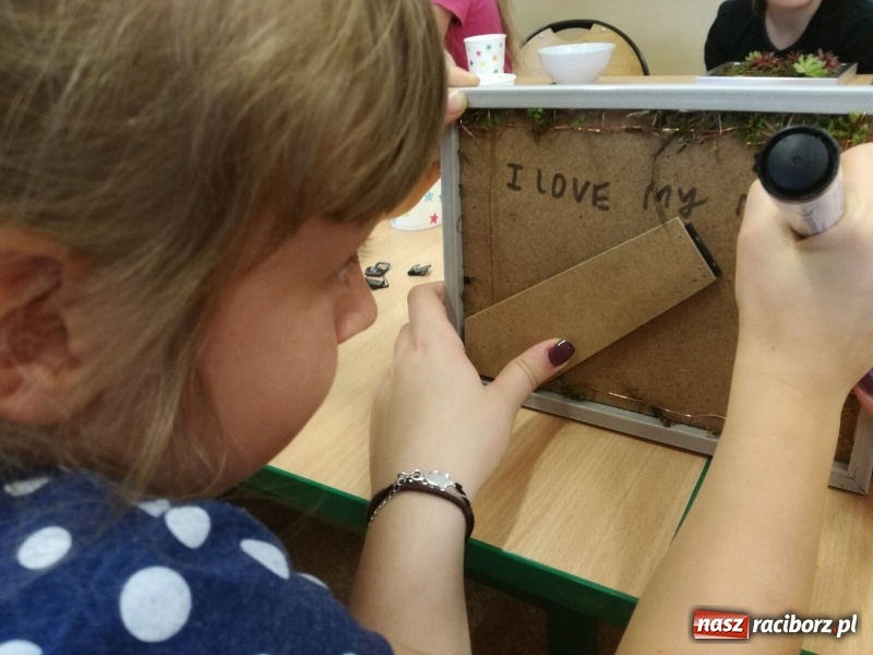 Zdjęcie w galerii na portalu naszraciborz.pl: Zielone obrazy na Dzień Matki, czyli warsztaty dla uczniów SP 18 wiadomości z regionu