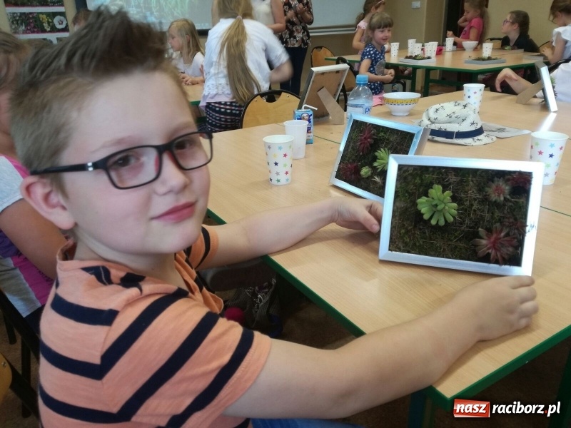 Zdjęcie w galerii na portalu naszraciborz.pl: Zielone obrazy na Dzień Matki, czyli warsztaty dla uczniów SP 18 wiadomości z regionu